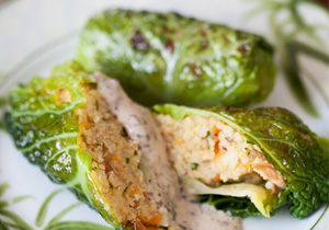 Farcellet verd de mill i quinoa amb salsa d'ametlla i dulse