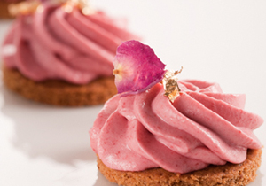 Sablés de crema i fruita vermella