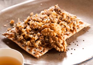 Tostadas de pan ácimo y nueces