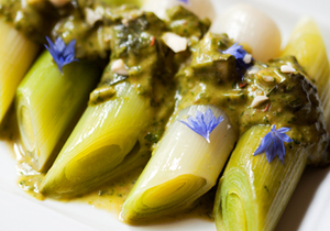 Porros al vapor amb salsa d’alfàbrega, wakame i ametlla