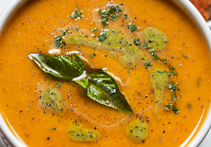 Crema de civada i verdures amb oli d'alfàbrega