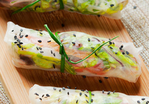 Rotllets d’esqueixada de bacallà amb salsa d’alfàbrega