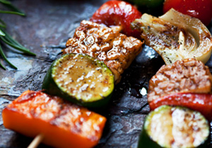 Broquetes de tempeh i verduretes a la planxa