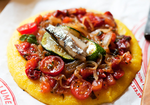 Pizza marinera de polenta amb sardines i wakame