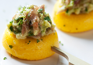 Canapè de polenta amb melva i alvocat