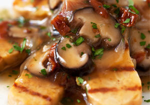Tempeh de cigrons amb salsa de xiitake i tomacons