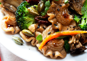 Pasta d’espelta primitiva amb bròquil, carbassa i bolets maitake