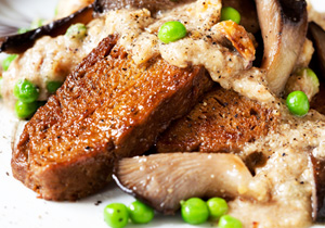 Seitan amb gírgola de panical i salsa d’avellanes