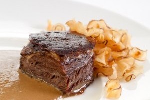 Ternera melosa con chips de aguaturmas