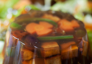 Gelatina de verdures i tofu fumat