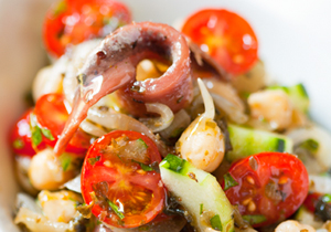 Amanida amb brots de cigrons, anxoves i chimichurri d’algues