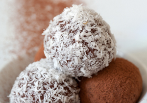 'Panellets' de almendra y cuscús con cacao y coco