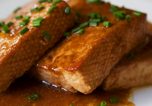 Tofu teriyaki con tártaro de algas