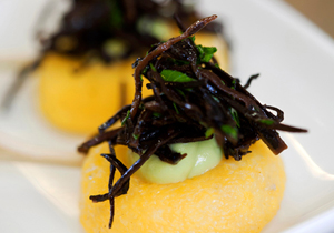 Canapé de polenta con mayonesa de aguacate y caviar de arame