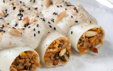 Canelones de seitán con bechamel de coliflor y almendra