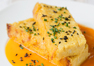 Pastel de mijo y coliflor con crema de calabaza