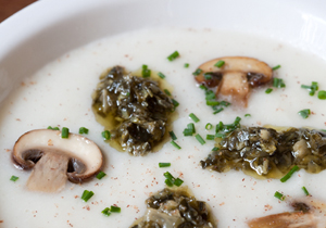 Crema de coliflor y setas con tártaro de algas