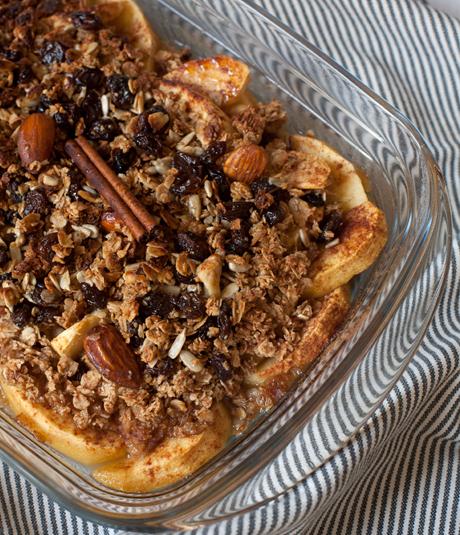 Laminado de manzana al horno con crujiente de avena