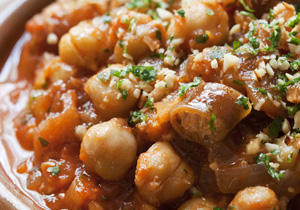 Cazuela de garbanzos con alga cochayuyo