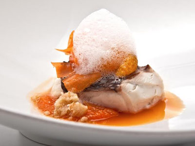 Lubina al vapor con calabaza, zanahoria y crumble de cruasán