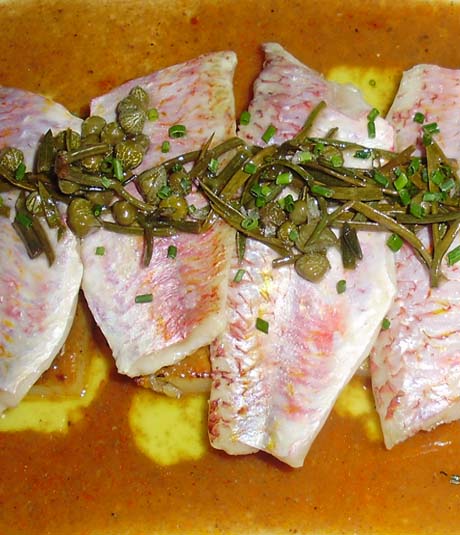 Filetes de salmonetes con dos hinojos y alcaparras