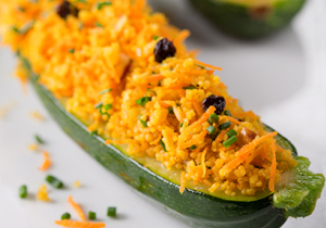 Calabacín relleno de cuscús al curry