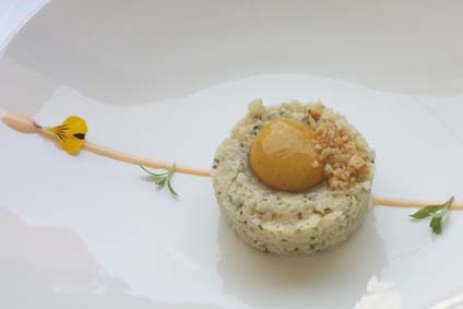 Tartar de apio con esferificaciones de oliva