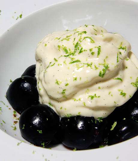 Cerezas con espuma de yogur, lima y chocolate blanco