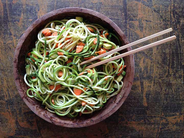 Espaguetis de calabacín con aguacate y zanahoria