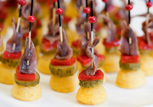Brocheta de polenta con anchoa y pimiento