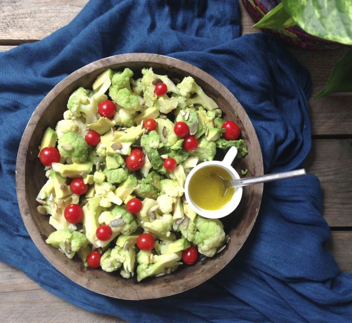 Ensalada de brócoli, aguacate y tomates cherry