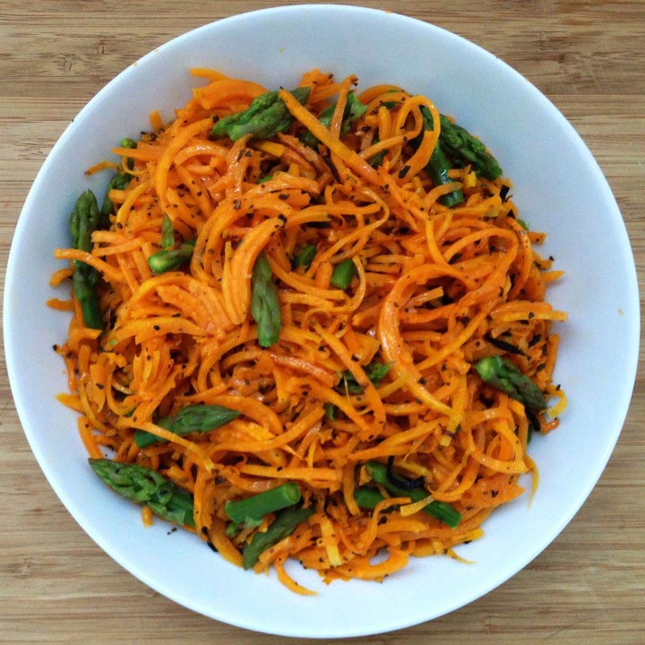 Espaguetis de calabaza con espárragos