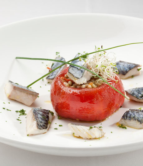 Tomates rellenos con trigo sarraceno y jureles en escabeche