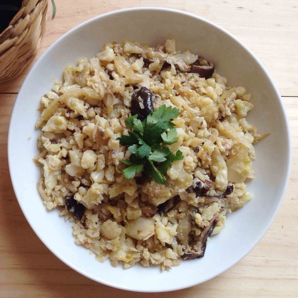 Revuelto vegano de ajos tiernos y shiitake