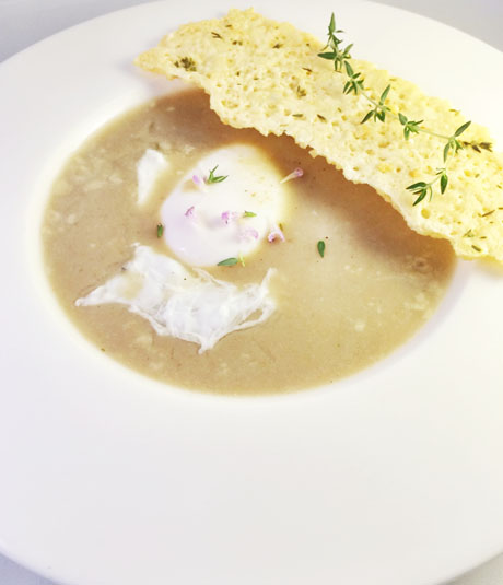 Sopa de ajo y tomillo con huevo y teja de parmesano