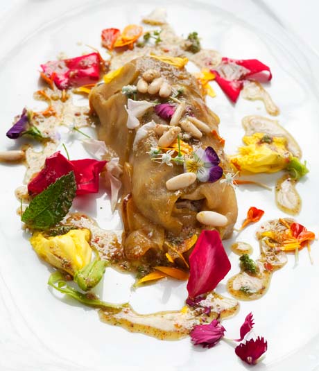 Canelón de manzana relleno de butifarra de perol con pesto de flores