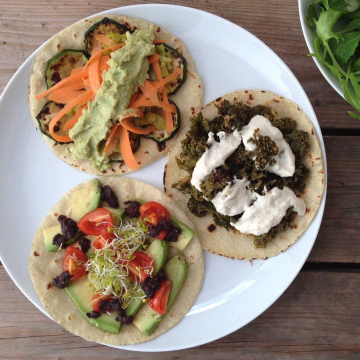 Tacos sin gluten con verduras y salsa crudivegana