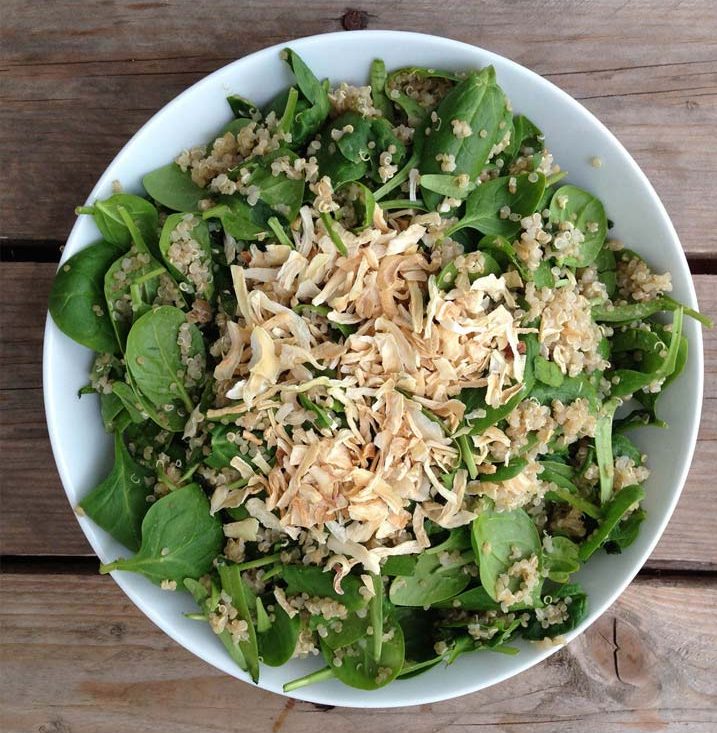 Ensalada de espinacas con quinoa y cebolla deshidratada