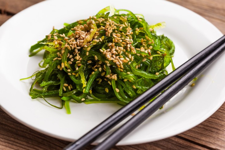 Ensalada de alga wakame, pepino y sésamo