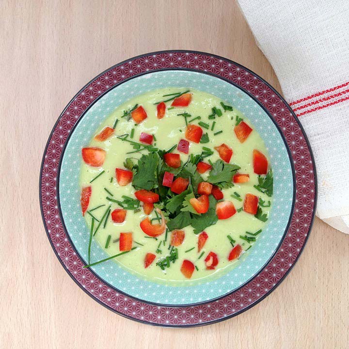 Crema fría crudivegana de pepino y aguacate