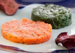 Tártaro de salmón y espinacas