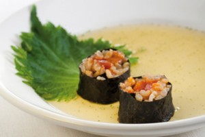 Sushi de shiso verde y erizo de mar