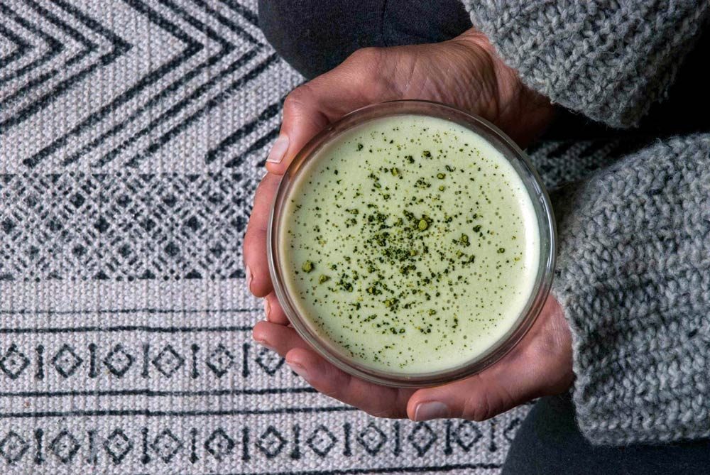 Té matcha cremoso con canela y cardamomo