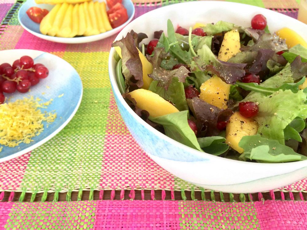 Ensalada tropical de mango, coco y limón
