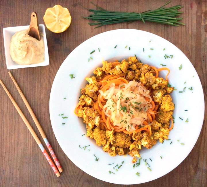 Coliflor 'garam masala' con espaguetis de verduras
