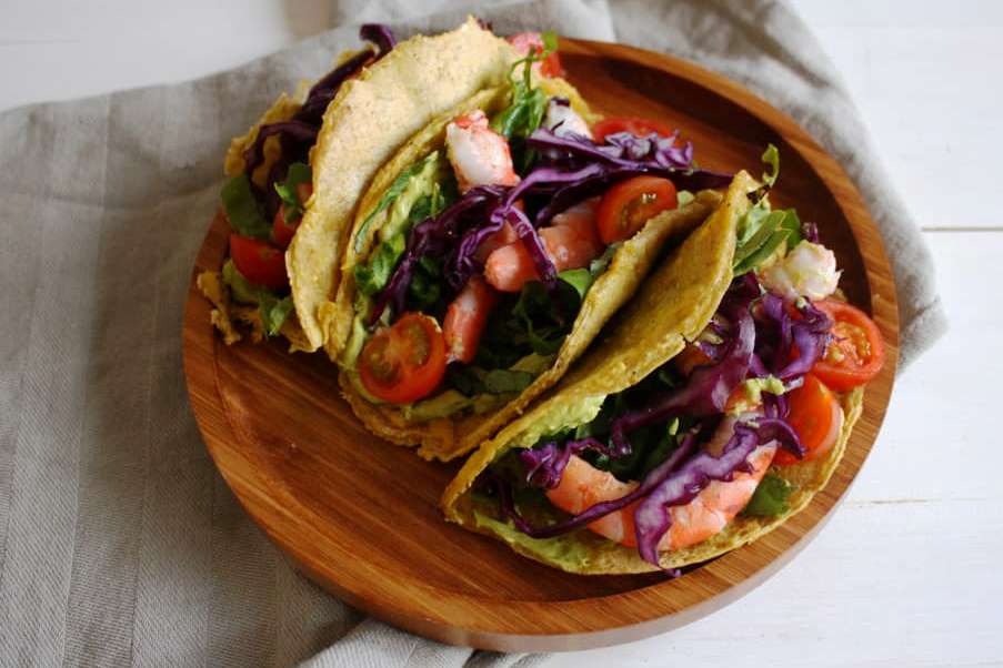 Tacos de plátano macho con salsa de aguacate al curry y langostinos
