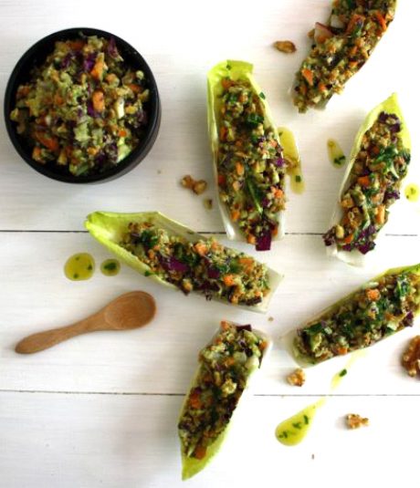 Endibias rellenas con picadillo de vegetales, aguacate y nueces