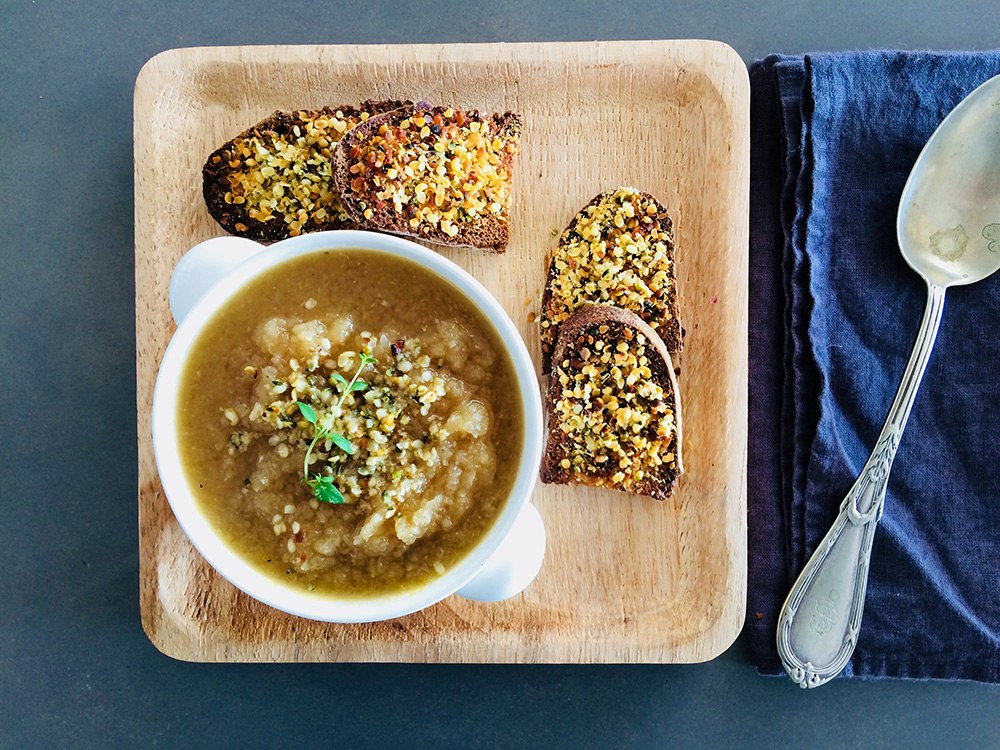 Sopa de cebolla y tomillo con semillas de cáñamo