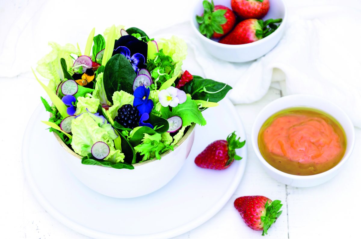 Ensalada verde con flores y "dip" de mango y fresones