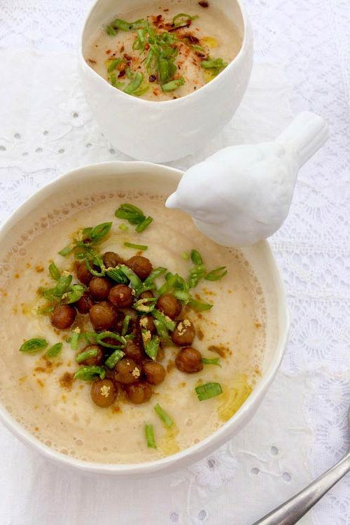 Crema de chirivía, puerro y kudzu con picatostes de garbanzos